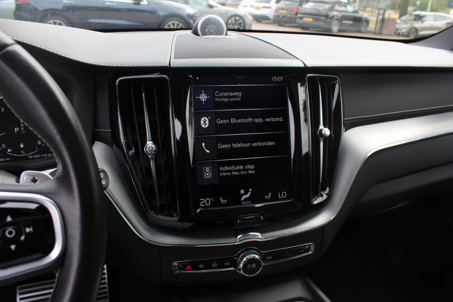 Volvo XC60 2.0 B5 R-Design / Trekhaak / Panoramadak / 360Camera / Head-up / Luchtvering / Keyless / 21'' / B&W / Luxe Leder / Stoelverwarming 4x / Dodehoek / DAB / ACC
