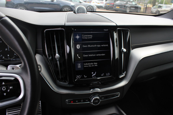 Volvo XC60 2.0 B5 R-Design / Trekhaak / Panoramadak / 360Camera / Head-up / Luchtvering / Keyless / 21'' / B&W / Luxe Leder / Stoelverwarming 4x / Dodehoek / DAB / ACC