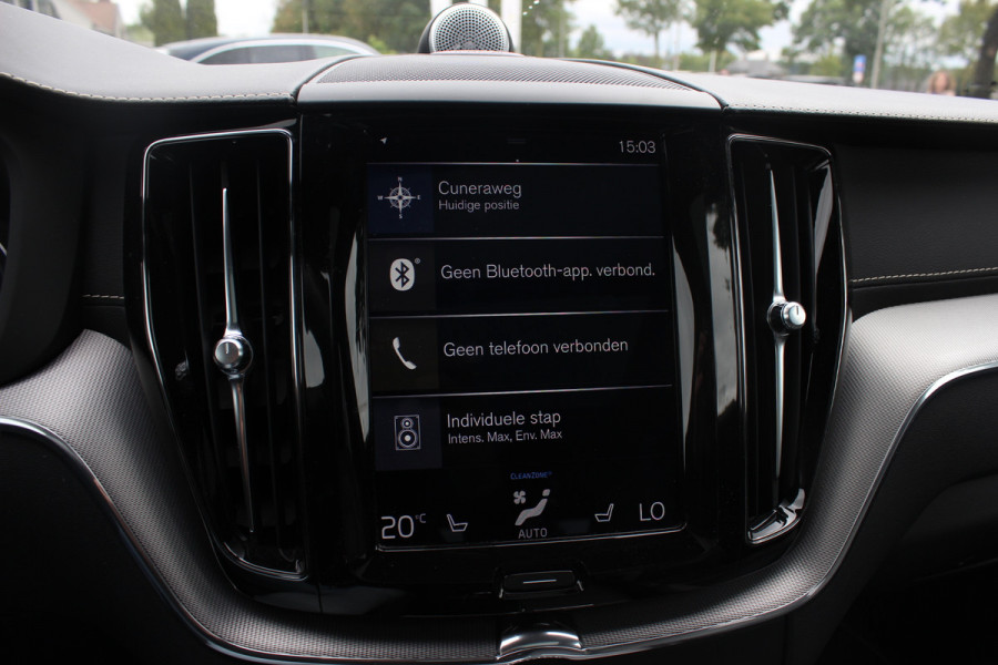 Volvo XC60 2.0 B5 R-Design / Trekhaak / Panoramadak / 360Camera / Head-up / Luchtvering / Keyless / 21'' / B&W / Luxe Leder / Stoelverwarming 4x / Dodehoek / DAB / ACC