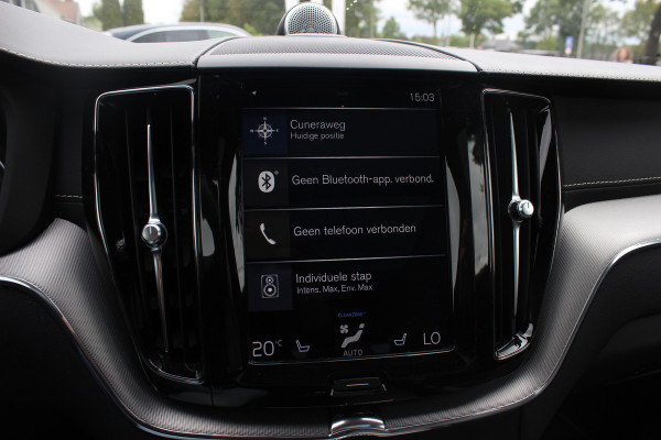 Volvo XC60 2.0 B5 R-Design / Trekhaak / Panoramadak / 360Camera / Head-up / Luchtvering / Keyless / 21'' / B&W / Luxe Leder / Stoelverwarming 4x / Dodehoek / DAB / ACC