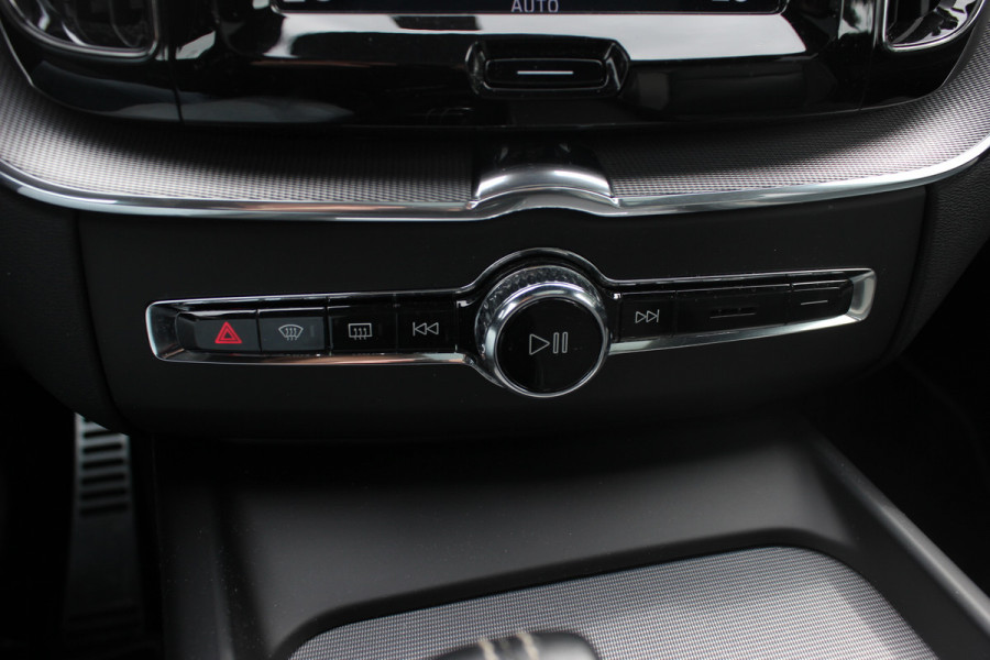 Volvo XC60 2.0 B5 R-Design / Trekhaak / Panoramadak / 360Camera / Head-up / Luchtvering / Keyless / 21'' / B&W / Luxe Leder / Stoelverwarming 4x / Dodehoek / DAB / ACC