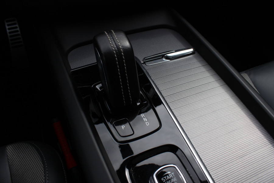 Volvo XC60 2.0 B5 R-Design / Trekhaak / Panoramadak / 360Camera / Head-up / Luchtvering / Keyless / 21'' / B&W / Luxe Leder / Stoelverwarming 4x / Dodehoek / DAB / ACC