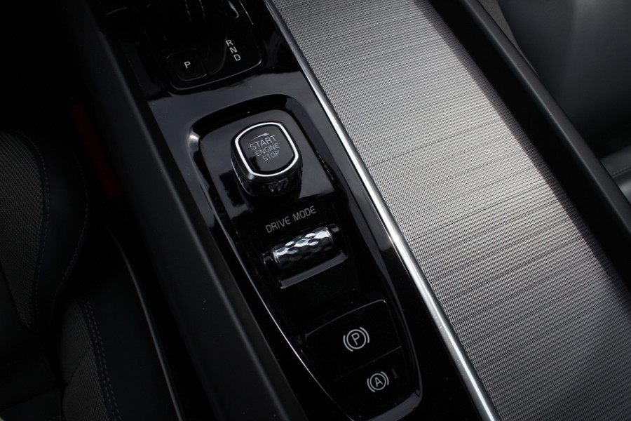 Volvo XC60 2.0 B5 R-Design / Trekhaak / Panoramadak / 360Camera / Head-up / Luchtvering / Keyless / 21'' / B&W / Luxe Leder / Stoelverwarming 4x / Dodehoek / DAB / ACC