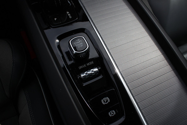Volvo XC60 2.0 B5 R-Design / Trekhaak / Panoramadak / 360Camera / Head-up / Luchtvering / Keyless / 21'' / B&W / Luxe Leder / Stoelverwarming 4x / Dodehoek / DAB / ACC