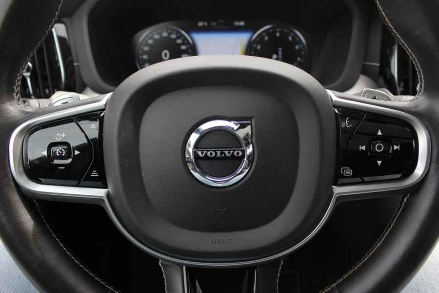 Volvo XC60 2.0 B5 R-Design / Trekhaak / Panoramadak / 360Camera / Head-up / Luchtvering / Keyless / 21'' / B&W / Luxe Leder / Stoelverwarming 4x / Dodehoek / DAB / ACC