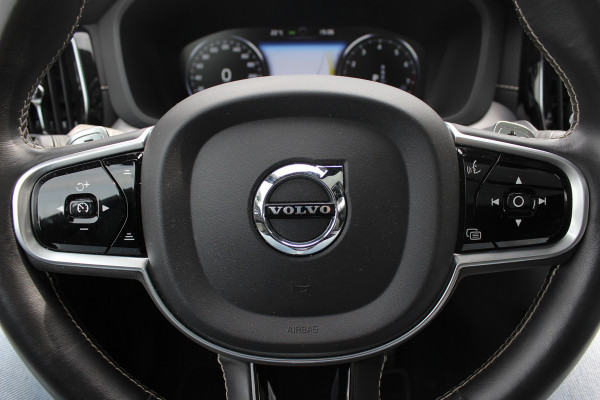Volvo XC60 2.0 B5 R-Design / Trekhaak / Panoramadak / 360Camera / Head-up / Luchtvering / Keyless / 21'' / B&W / Luxe Leder / Stoelverwarming 4x / Dodehoek / DAB / ACC