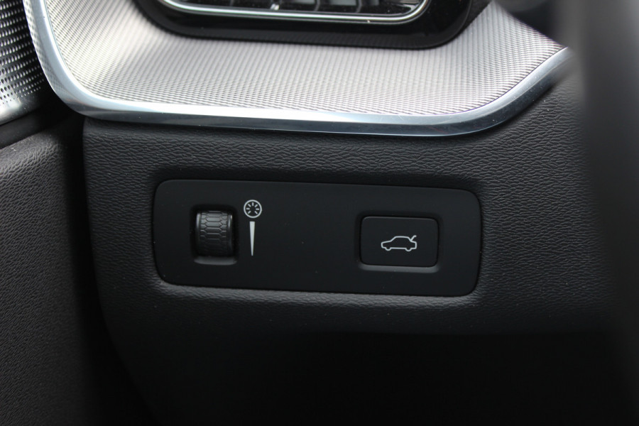 Volvo XC60 2.0 B5 R-Design / Trekhaak / Panoramadak / 360Camera / Head-up / Luchtvering / Keyless / 21'' / B&W / Luxe Leder / Stoelverwarming 4x / Dodehoek / DAB / ACC