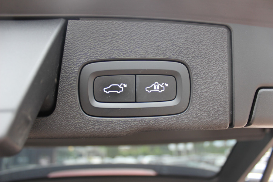 Volvo XC60 2.0 B5 R-Design / Trekhaak / Panoramadak / 360Camera / Head-up / Luchtvering / Keyless / 21'' / B&W / Luxe Leder / Stoelverwarming 4x / Dodehoek / DAB / ACC