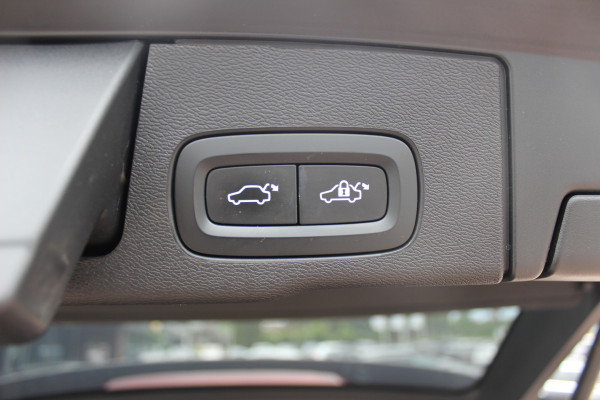 Volvo XC60 2.0 B5 R-Design / Trekhaak / Panoramadak / 360Camera / Head-up / Luchtvering / Keyless / 21'' / B&W / Luxe Leder / Stoelverwarming 4x / Dodehoek / DAB / ACC
