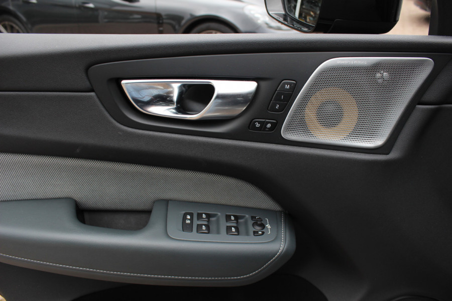 Volvo XC60 2.0 B5 R-Design / Trekhaak / Panoramadak / 360Camera / Head-up / Luchtvering / Keyless / 21'' / B&W / Luxe Leder / Stoelverwarming 4x / Dodehoek / DAB / ACC