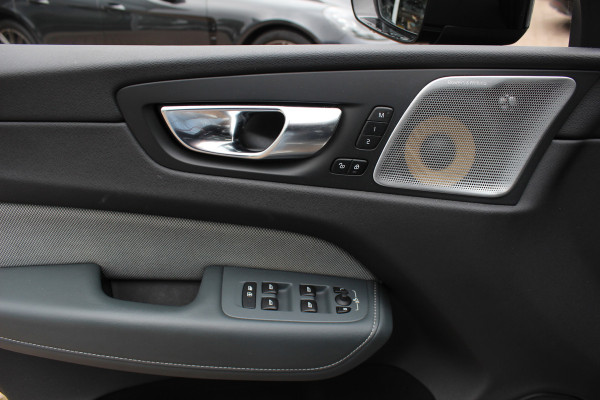Volvo XC60 2.0 B5 R-Design / Trekhaak / Panoramadak / 360Camera / Head-up / Luchtvering / Keyless / 21'' / B&W / Luxe Leder / Stoelverwarming 4x / Dodehoek / DAB / ACC