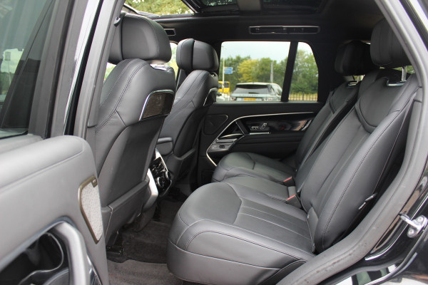 Land Rover Range Rover 4.4 P530 Autobiography MHEV / Trekhaak / Panoramadak / 360Camera / Head-up / Meridian High End / Luchtvering / 23'' / Achterasbesturing / Softclose / Sfeerverlichting / Massage / Stoelverwarmd / Keyless / Dodehoek / DAB