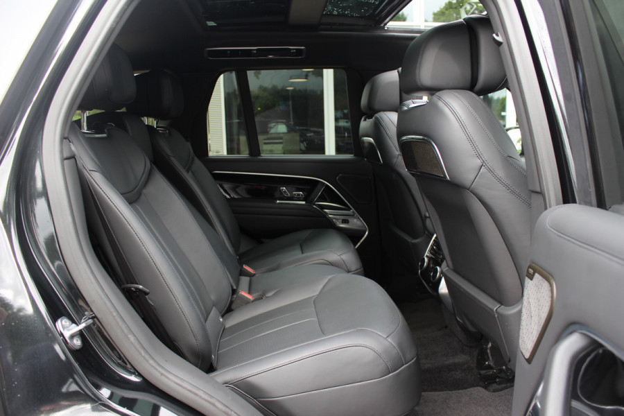 Land Rover Range Rover 4.4 P530 Autobiography MHEV / Trekhaak / Panoramadak / 360Camera / Head-up / Meridian High End / Luchtvering / 23'' / Achterasbesturing / Softclose / Sfeerverlichting / Massage / Stoelverwarmd / Keyless / Dodehoek / DAB