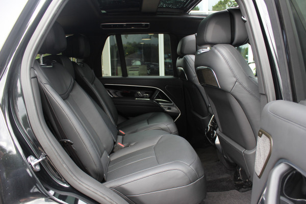 Land Rover Range Rover 4.4 P530 Autobiography MHEV / Trekhaak / Panoramadak / 360Camera / Head-up / Meridian High End / Luchtvering / 23'' / Achterasbesturing / Softclose / Sfeerverlichting / Massage / Stoelverwarmd / Keyless / Dodehoek / DAB
