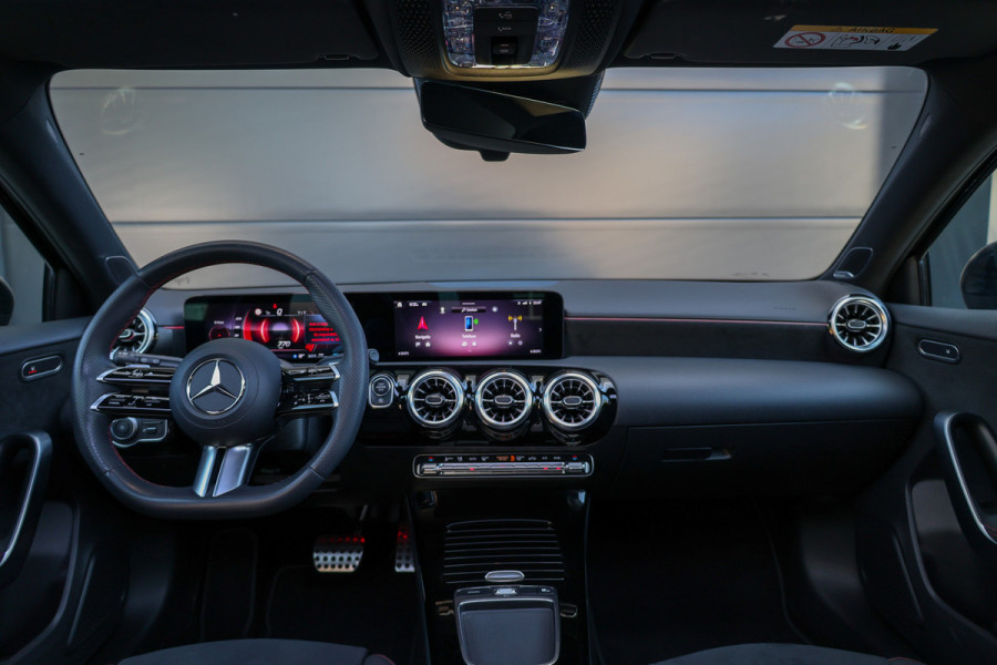 Mercedes-Benz A-Klasse 180 AMG Line | FACELIFT | DEALER.OND | PANO | CARPLAY | CAMERA | KEYLESS |