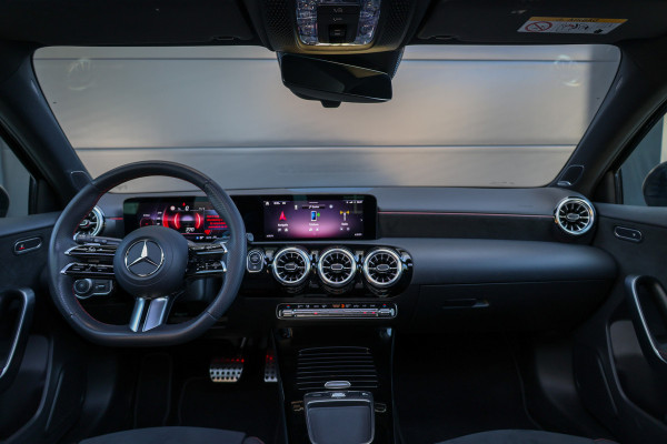 Mercedes-Benz A-Klasse 180 AMG Line | FACELIFT | DEALER.OND | PANO | CARPLAY | CAMERA | KEYLESS |