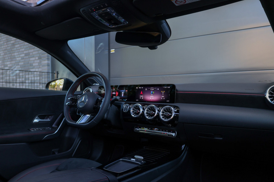 Mercedes-Benz A-Klasse 180 AMG Line | FACELIFT | DEALER.OND | PANO | CARPLAY | CAMERA | KEYLESS |