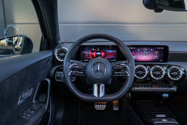 Mercedes-Benz A-Klasse 180 AMG Line | FACELIFT | DEALER.OND | PANO | CARPLAY | CAMERA | KEYLESS |
