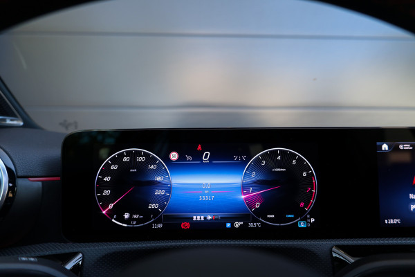 Mercedes-Benz A-Klasse 180 AMG Line | FACELIFT | DEALER.OND | PANO | CARPLAY | CAMERA | KEYLESS |