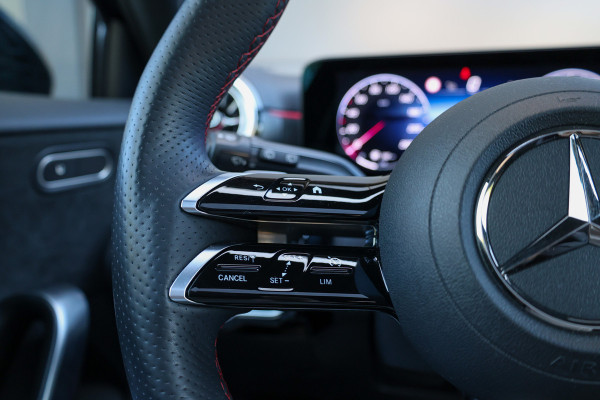 Mercedes-Benz A-Klasse 180 AMG Line | FACELIFT | DEALER.OND | PANO | CARPLAY | CAMERA | KEYLESS |