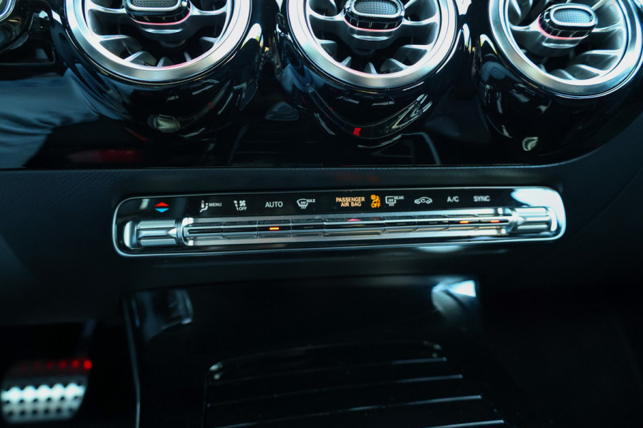 Mercedes-Benz A-Klasse 180 AMG Line | FACELIFT | DEALER.OND | PANO | CARPLAY | CAMERA | KEYLESS |