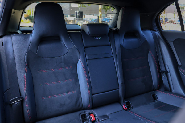 Mercedes-Benz A-Klasse 180 AMG Line | FACELIFT | DEALER.OND | PANO | CARPLAY | CAMERA | KEYLESS |