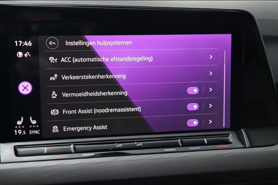 Volkswagen Golf 1.5 eTSI ACT / PANO / HUD / ACC / MEMORY / MASSAGE / CARPLAY / STUUR+STOELVERW
