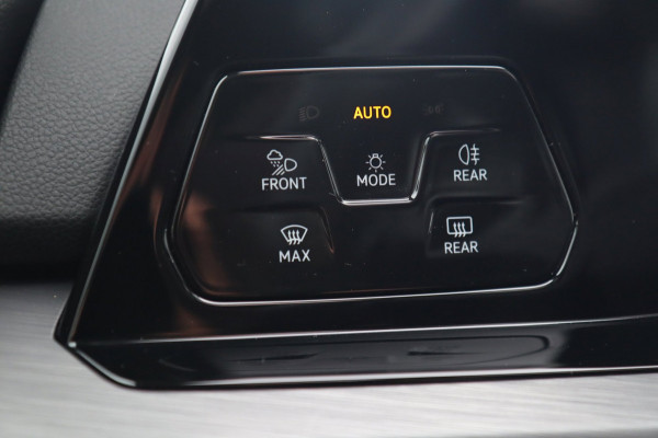 Volkswagen Golf 1.5 eTSI ACT / PANO / HUD / ACC / MEMORY / MASSAGE / CARPLAY / STUUR+STOELVERW