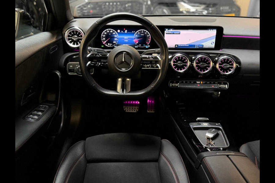 Mercedes-Benz A-Klasse 180 AMG Line BTW|GARANTIE|CAMERA|NIGHTPAKKET|DODEHOEK|KEYLESS|SFEERVERLICHTING|DEALER ONDERHOUDEN|NL AUTO|
