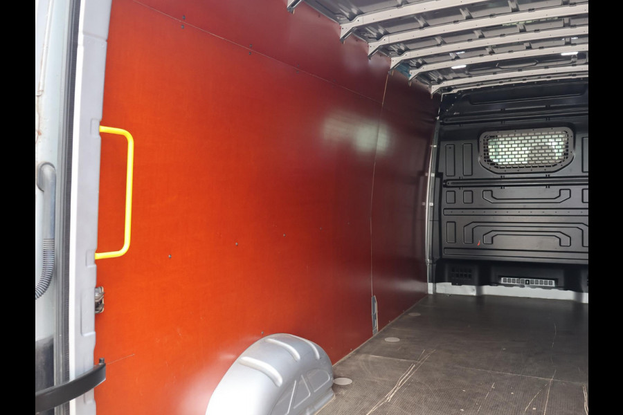 Volkswagen Crafter 35 2.0 TDI 140 PK DSG L4H3 + 3000 KG TREKHAAK | CAMERA | CARPLAY | NAVIGATIE