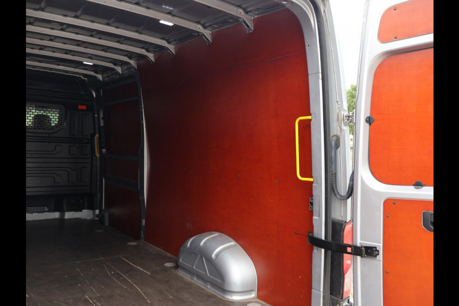 Volkswagen Crafter 35 2.0 TDI 140 PK DSG L4H3 + 3000 KG TREKHAAK | CAMERA | CARPLAY | NAVIGATIE