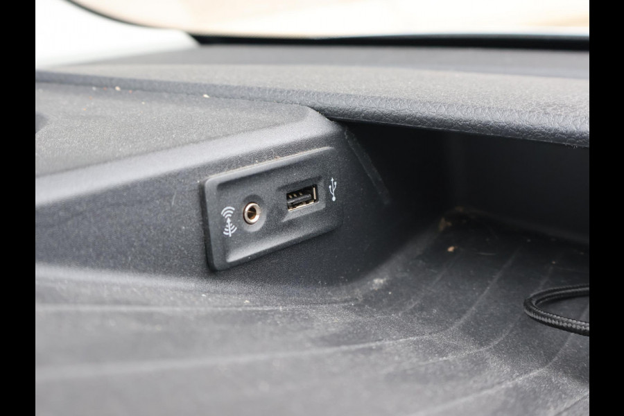 Volkswagen Crafter 35 2.0 TDI 140 PK DSG L4H3 + 3000 KG TREKHAAK | CAMERA | CARPLAY | NAVIGATIE