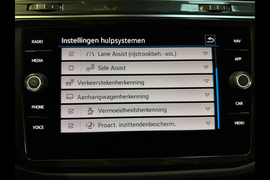 Volkswagen Tiguan 2.0 TSI 4Motion 3X R-LINE |PANO|IQ LIGHTS|ACC|LANE ASSIST|CARPLAY|TREKHAAK|SFEERVERLICHTING|DEALER ONDERHOUDEN|