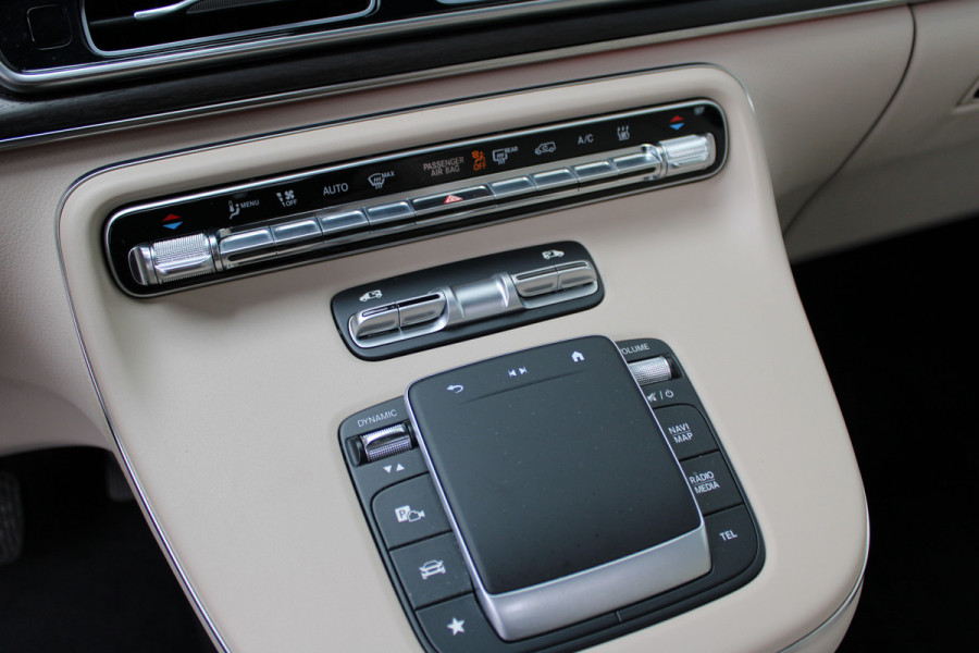 Mercedes-Benz Eqv 300 L2 / AMG / Panorama / Elec Stoelen / 7-Persoons / Burmester / Vol Opties / NIEUWSTAAT