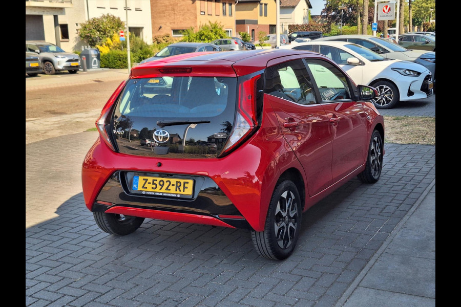 Toyota Aygo 1.0 VVT-i 5D x-joy | Apple CarPlay/Android auto, Lichtmetalen velgen, Airco, In hoogte verstelbare stoel, Parkeercamera