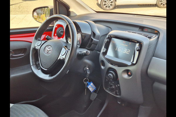 Toyota Aygo 1.0 VVT-i 5D x-joy | Apple CarPlay/Android auto, Lichtmetalen velgen, Airco, In hoogte verstelbare stoel, Parkeercamera