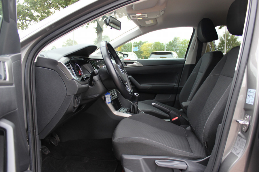 Volkswagen Polo 1.0 TSI Comfortline R-line / Camera / Navigatie / Parkeerhulp V+A / LED / 16'' / Apple CarPlay / Getint glas / Cruise Control Adaptief