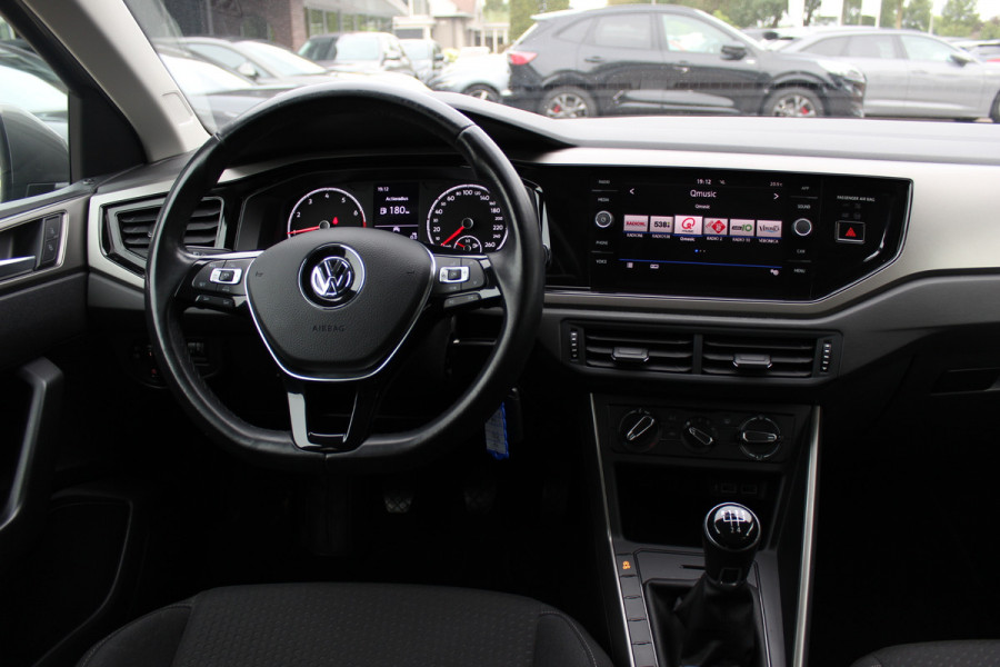 Volkswagen Polo 1.0 TSI Comfortline R-line / Camera / Navigatie / Parkeerhulp V+A / LED / 16'' / Apple CarPlay / Getint glas / Cruise Control Adaptief