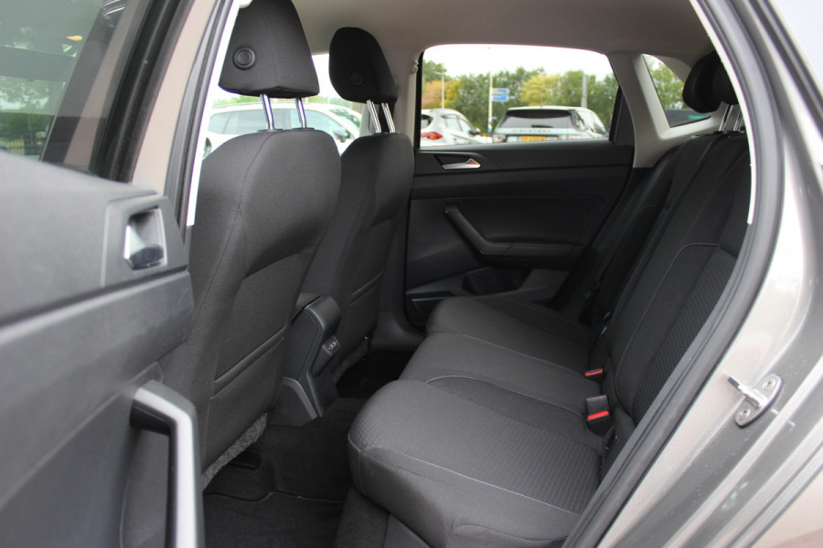 Volkswagen Polo 1.0 TSI Comfortline R-line / Camera / Navigatie / Parkeerhulp V+A / LED / 16'' / Apple CarPlay / Getint glas / Cruise Control Adaptief