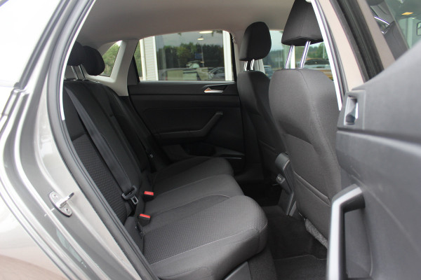 Volkswagen Polo 1.0 TSI Comfortline R-line / Camera / Navigatie / Parkeerhulp V+A / LED / 16'' / Apple CarPlay / Getint glas / Cruise Control Adaptief