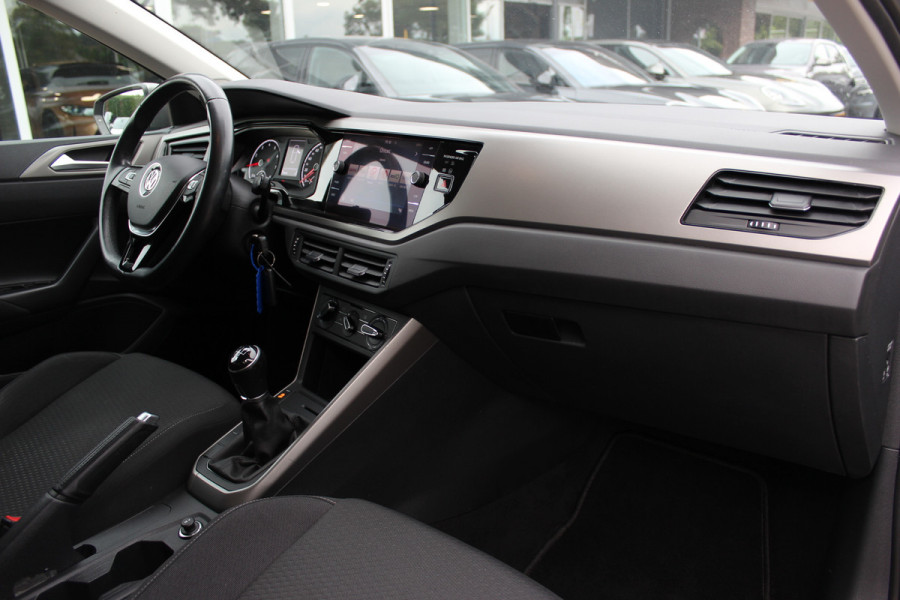 Volkswagen Polo 1.0 TSI Comfortline R-line / Camera / Navigatie / Parkeerhulp V+A / LED / 16'' / Apple CarPlay / Getint glas / Cruise Control Adaptief
