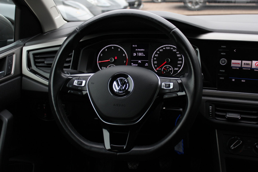 Volkswagen Polo 1.0 TSI Comfortline R-line / Camera / Navigatie / Parkeerhulp V+A / LED / 16'' / Apple CarPlay / Getint glas / Cruise Control Adaptief