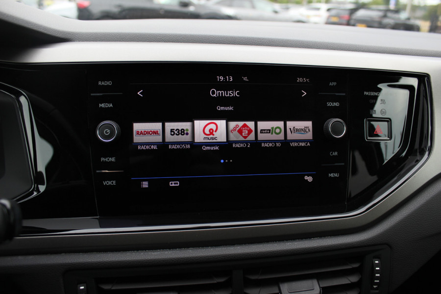 Volkswagen Polo 1.0 TSI Comfortline R-line / Camera / Navigatie / Parkeerhulp V+A / LED / 16'' / Apple CarPlay / Getint glas / Cruise Control Adaptief