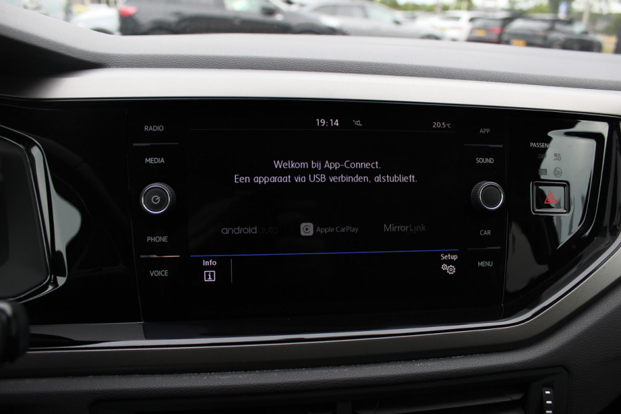 Volkswagen Polo 1.0 TSI Comfortline R-line / Camera / Navigatie / Parkeerhulp V+A / LED / 16'' / Apple CarPlay / Getint glas / Cruise Control Adaptief