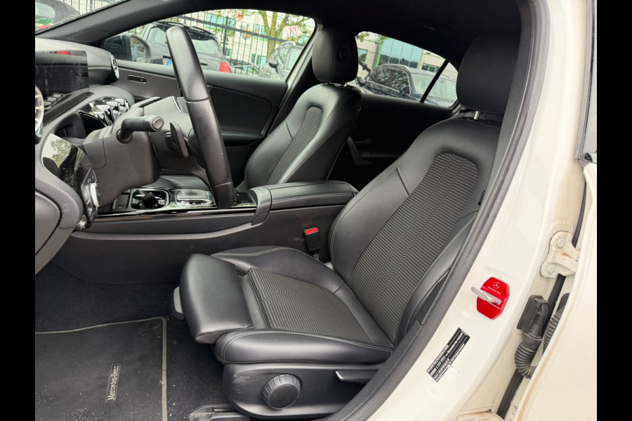 Mercedes-Benz A-Klasse 180 Premium Plus | Stoelverwarming | Ambiance Verlichting | Apple Carplay | Parkeersensoren | Navigatie | Keyless | High Performance LED | Grootlichtassistent | Cruise Control | Bluetooth | Airco