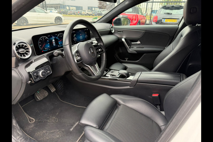 Mercedes-Benz A-Klasse 180 Premium Plus | Stoelverwarming | Ambiance Verlichting | Apple Carplay | Parkeersensoren | Navigatie | Keyless | High Performance LED | Grootlichtassistent | Cruise Control | Bluetooth | Airco