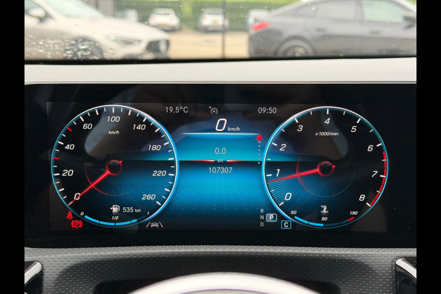 Mercedes-Benz A-Klasse 180 Premium Plus | Stoelverwarming | Ambiance Verlichting | Apple Carplay | Parkeersensoren | Navigatie | Keyless | High Performance LED | Grootlichtassistent | Cruise Control | Bluetooth | Airco
