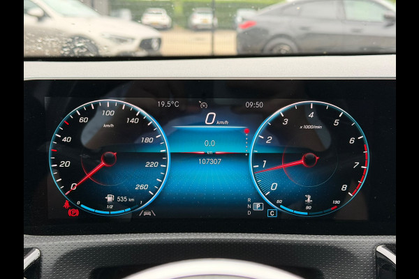 Mercedes-Benz A-Klasse 180 Premium Plus | Stoelverwarming | Ambiance Verlichting | Apple Carplay | Parkeersensoren | Navigatie | Keyless | High Performance LED | Grootlichtassistent | Cruise Control | Bluetooth | Airco