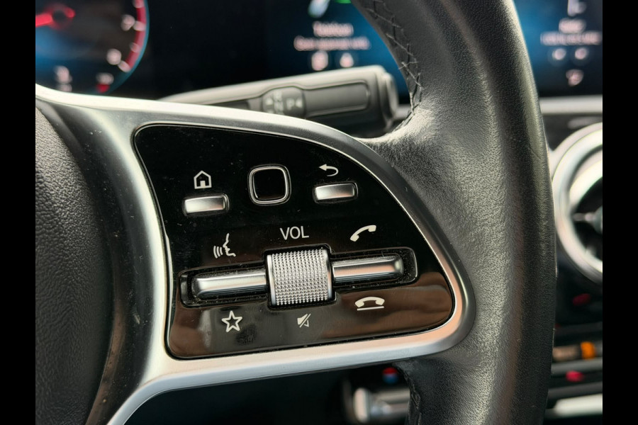 Mercedes-Benz A-Klasse 180 Premium Plus | Stoelverwarming | Ambiance Verlichting | Apple Carplay | Parkeersensoren | Navigatie | Keyless | High Performance LED | Grootlichtassistent | Cruise Control | Bluetooth | Airco