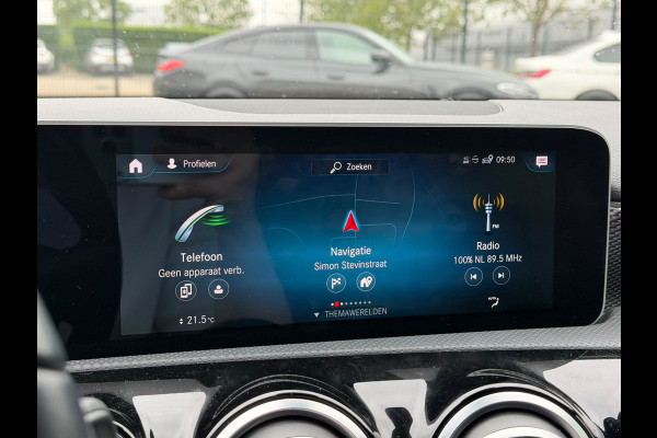 Mercedes-Benz A-Klasse 180 Premium Plus | Stoelverwarming | Ambiance Verlichting | Apple Carplay | Parkeersensoren | Navigatie | Keyless | High Performance LED | Grootlichtassistent | Cruise Control | Bluetooth | Airco